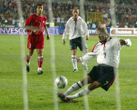 Alvarez pu consolarsi,  in buona compagnia. Nel 2003, l'Inghilterra giocava in Turchia un match di qualificazione a Euro 2004. Sul dischetto a Istanbul va David Beckham, ma perde l'equilibrio e calcia altissimo. Reuters
